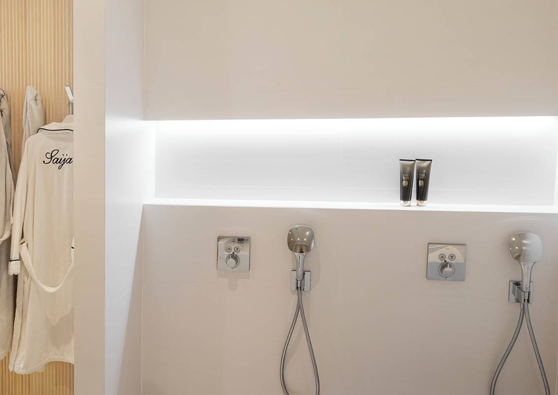 Logo LED STORE avec un texte blanc sur un carré au milieu sur un fond vert vif représentant le mouvement de l'éclairage LED.