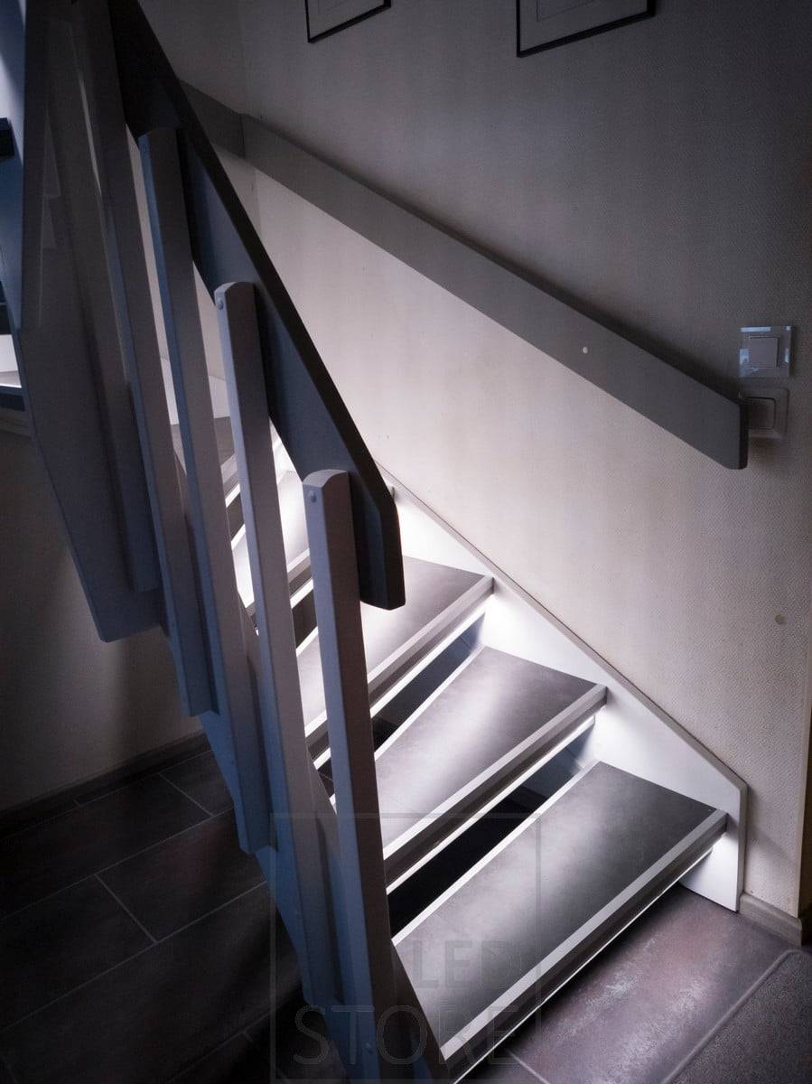 Eclairage des marches avec bande LED éclairant indirectement les marches. Ledstore.fi