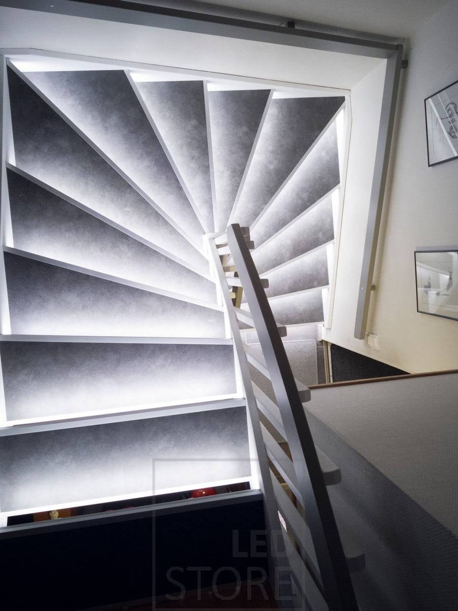 Bande LED à température de couleur réglable pour éclairer une cage d'escalier avec une lumière indirecte. Ledstore.fi