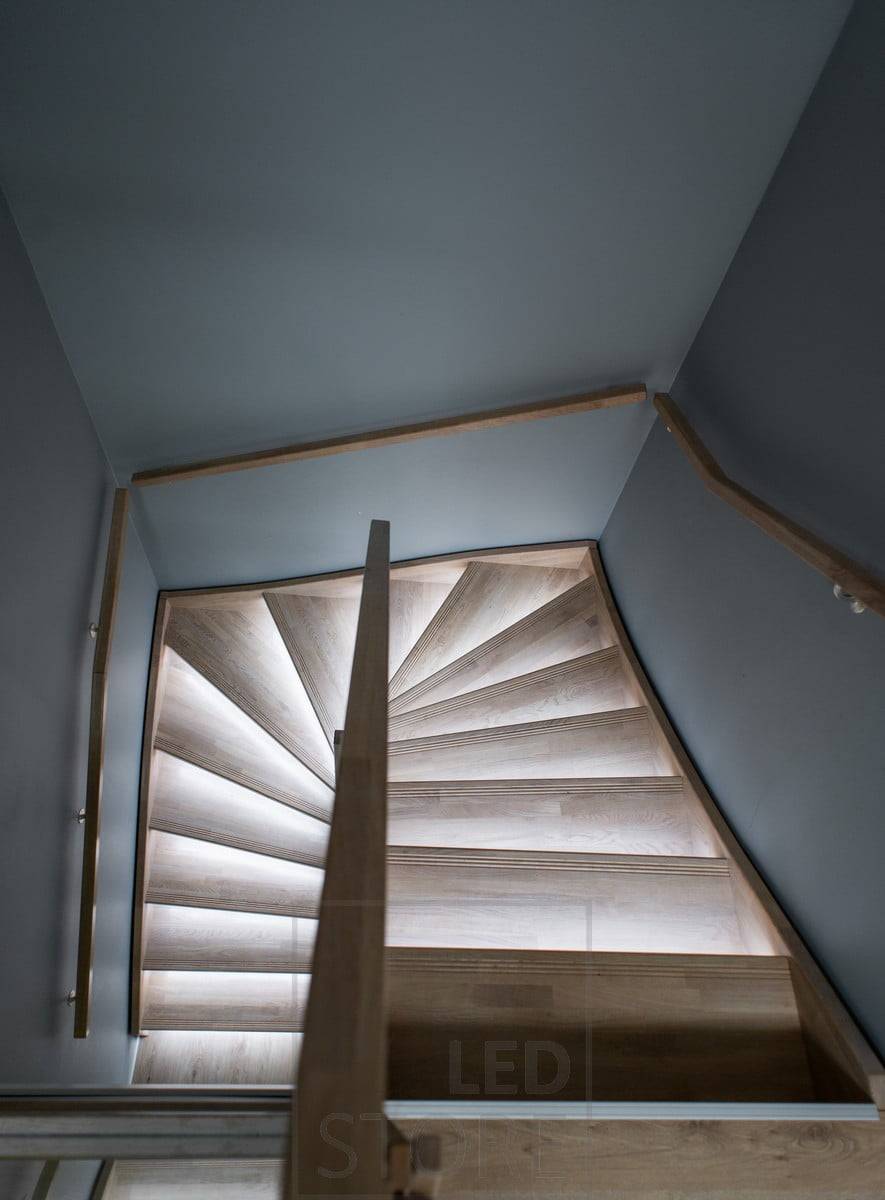 Eclairage indirect sur les marches d'un escalier. Ledstore.fi