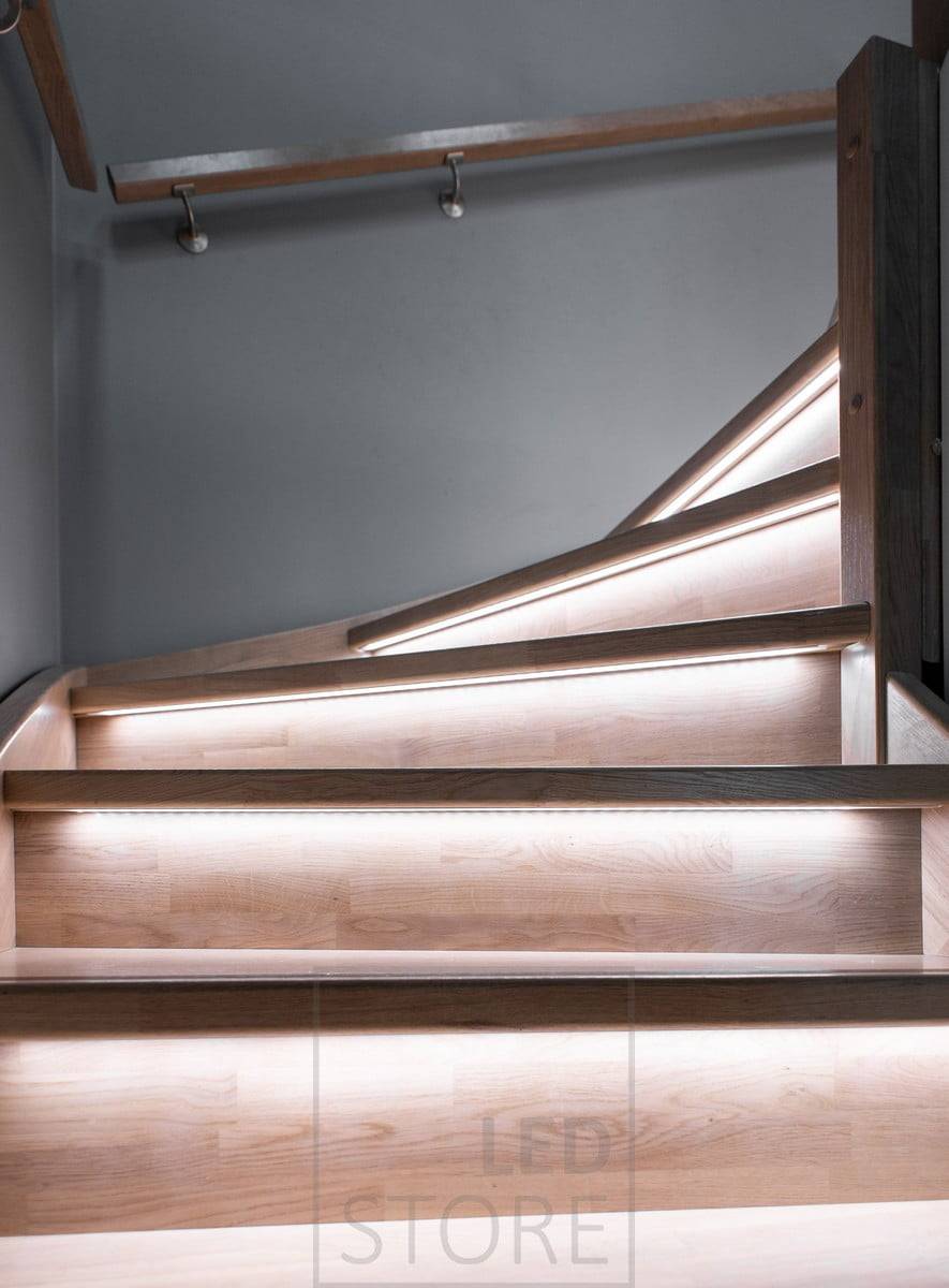Eclairage indirect sur des marches éclairant un escalier. Bandes de leds sur le rebord des marches dans le profil affleurant. Ledstore.fi