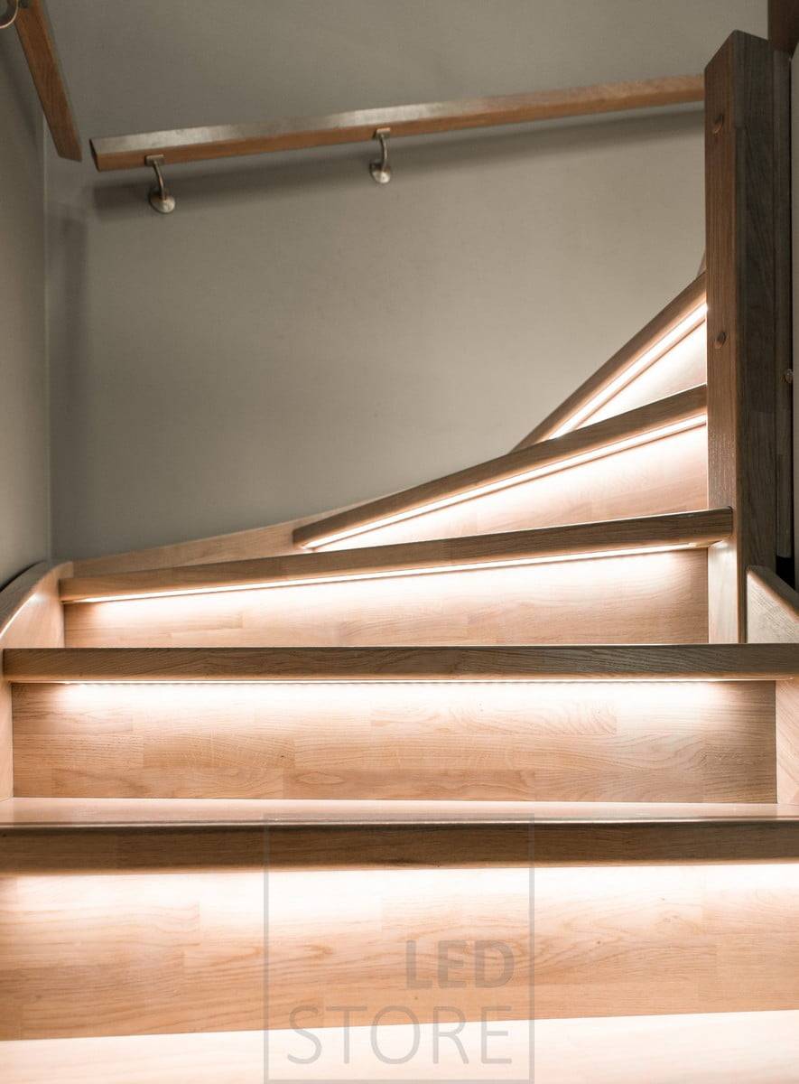 Eclairage indirect sur les marches, contrôlé par la température de couleur, pour éclairer un escalier. Bandes de leds dans le profilé de la costière, fraisées dans le rebord de la marche. Ledstore.fi