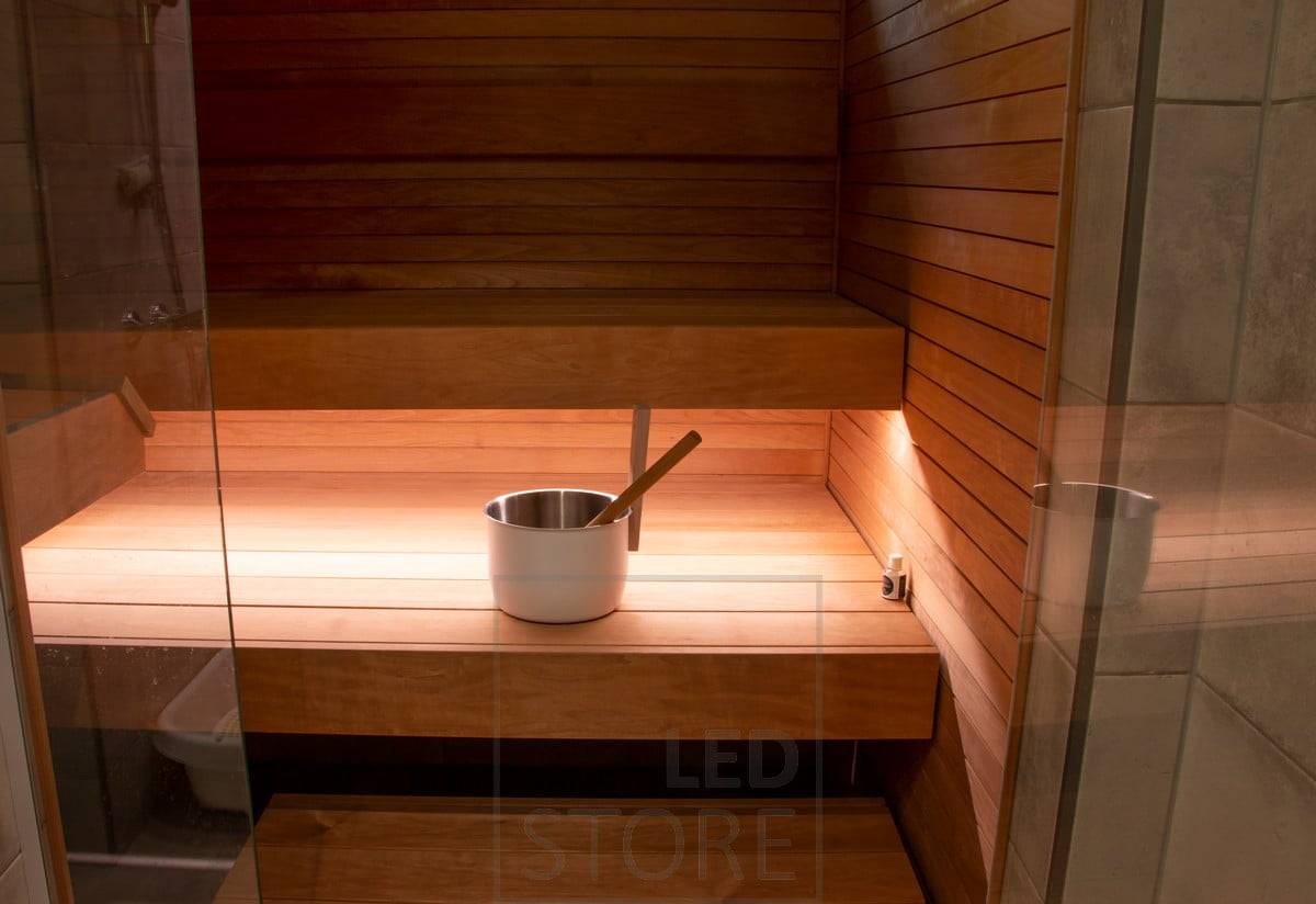 Dans le sauna, une bande de LED sous le banc crée un éclairage indirect sombre. Ledstore.fi