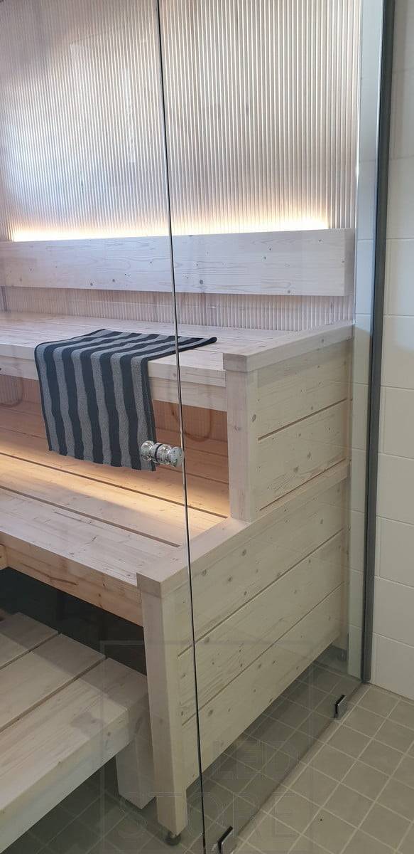 Bande LED pour l'éclairage d'ambiance du sauna. Lumière indirecte du dossier vers le haut et du plafond vers le bas. Ledstore.fi
