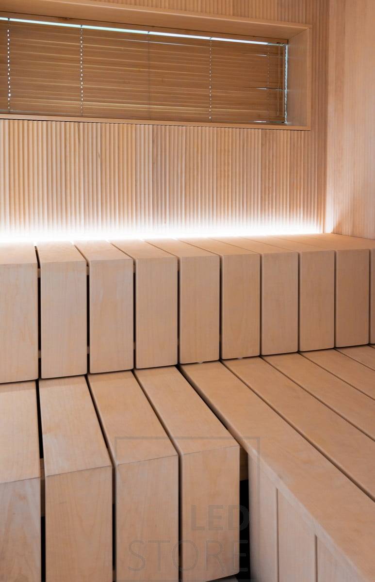 Dans le sauna, une bande lumineuse à LED dans la rainure derrière le banc, orientée vers le haut. Ledstore.fi