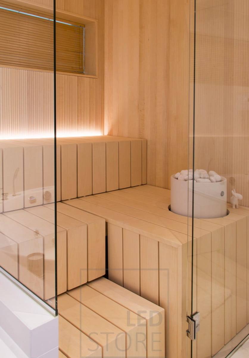 Bande LED pour sauna dans la rainure derrière le banc, orientée vers le haut. Ledstore.fi