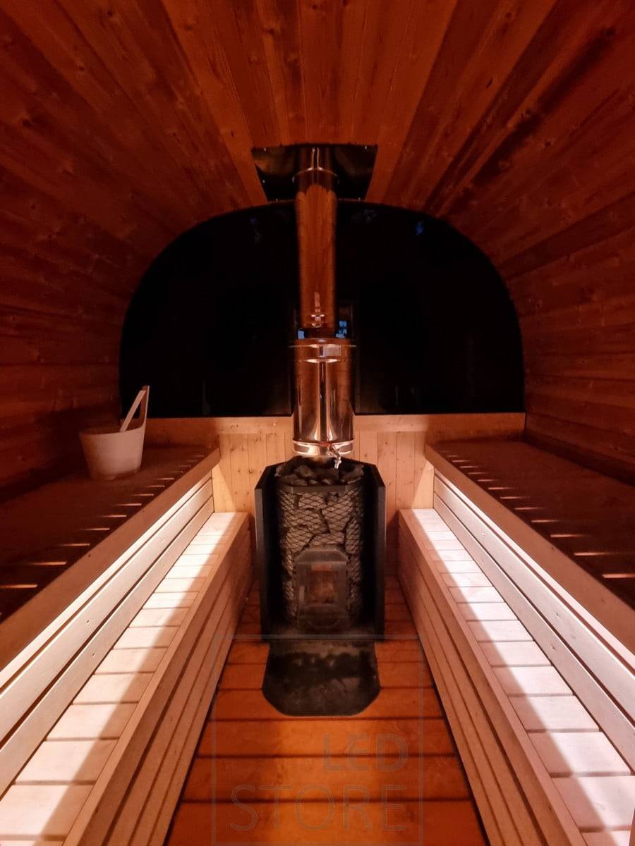 Eclairage d'ambiance pour sauna créé avec une lumière indirecte, bande LED sous les bancs. Ledstore.fi