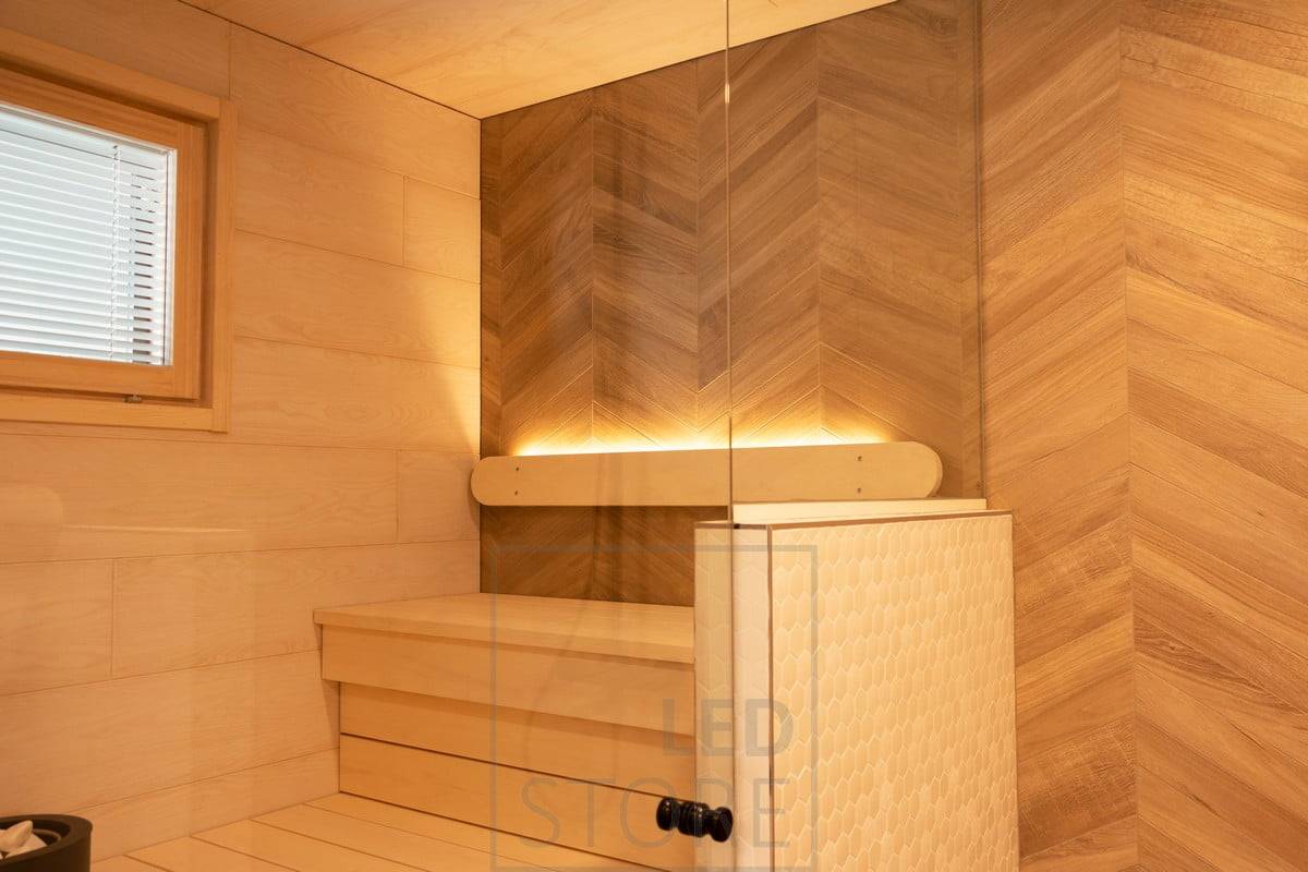 Bande LED sur le dossier du sauna, orientée vers le haut. Ledstore.fi