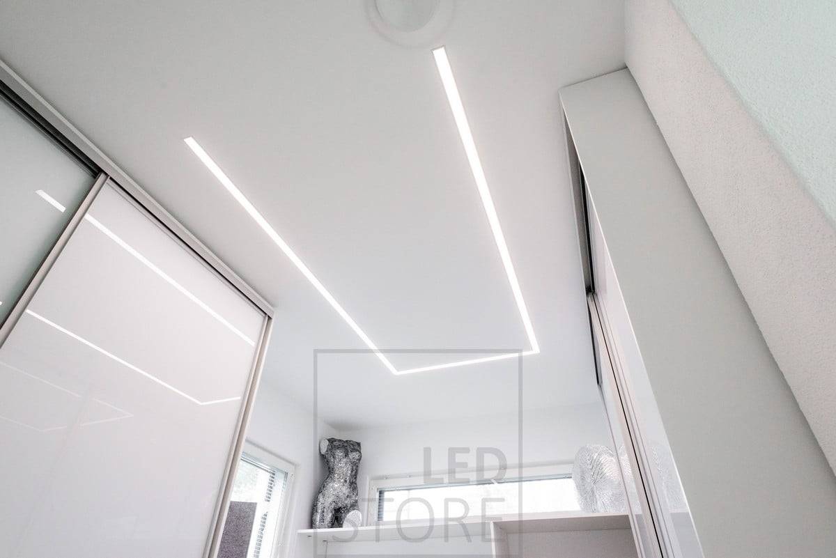 Dans une armoire, un large profilé affleurant avec deux bandes lumineuses LED. La lumière est efficace et concentrée là où elle est nécessaire. Ledstore.fi
