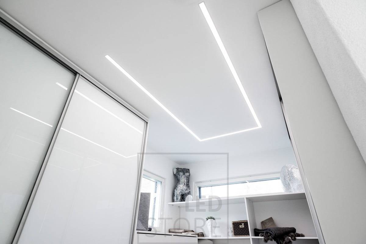 Bande LED dans un large profilé encastré éclairant une armoire. Le profilé tourne autour de la pièce afin que la lumière soit dirigée là où elle est nécessaire. Ledstore.fi