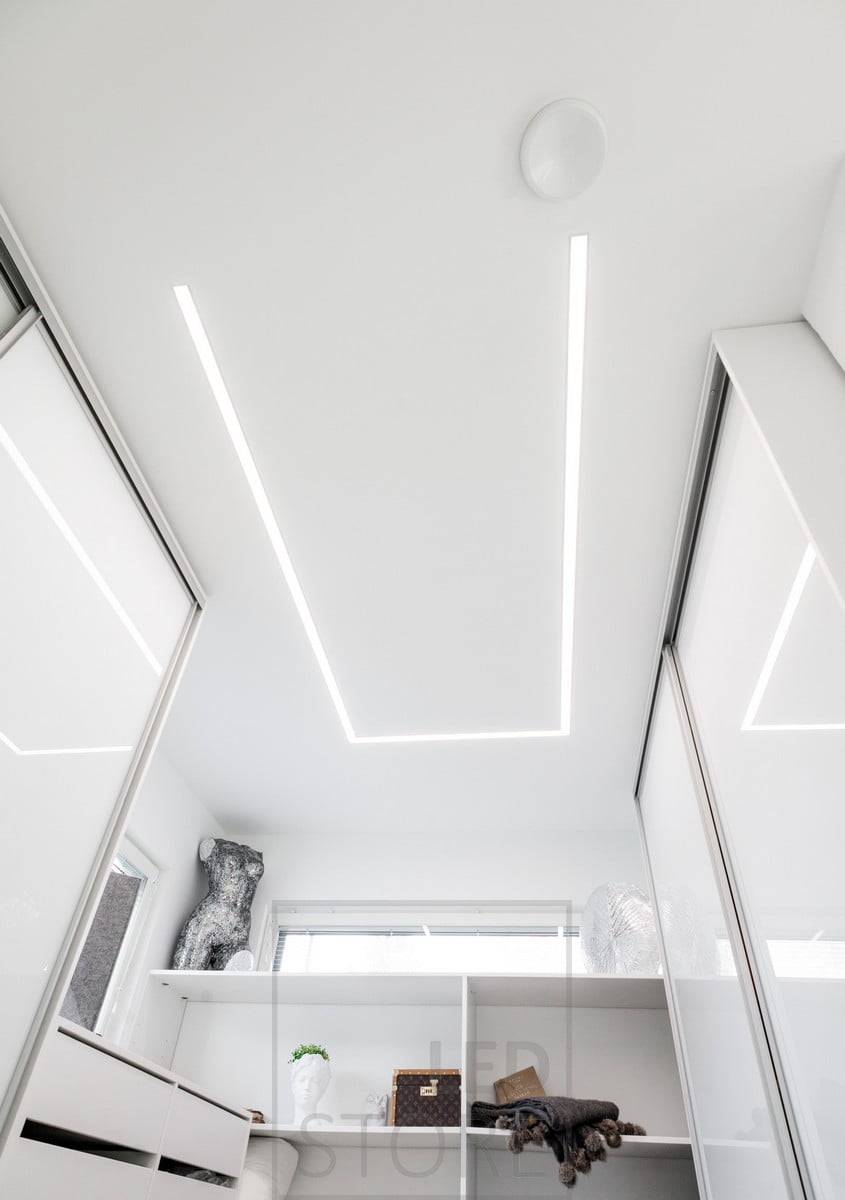 Des bandes de LED dans un large profilé affleurant éclairant une armoire. Le profilé tourne autour de la pièce afin que la lumière soit dirigée là où elle est le plus nécessaire. Ledstore.fi