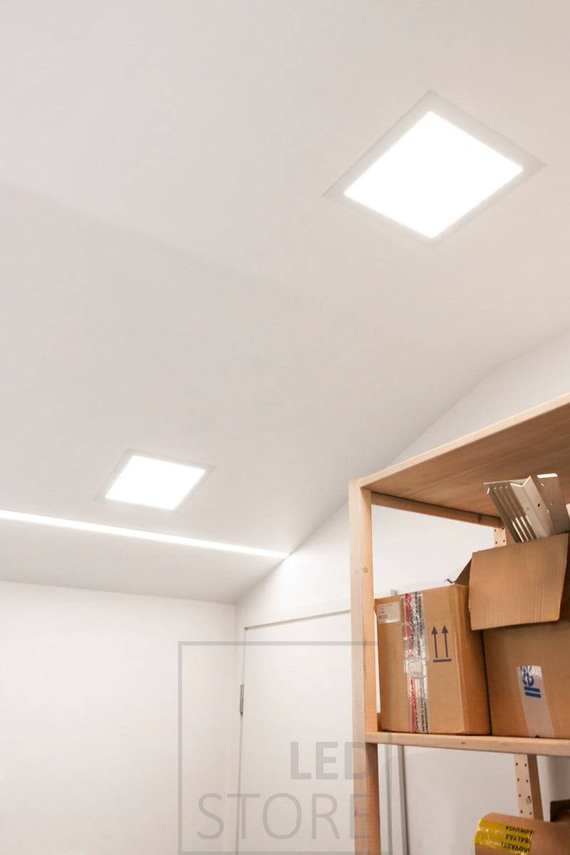 Luminaires encastrés combinés à un large profilé encastré avec deux bandes lumineuses LED. Ledstore.fi