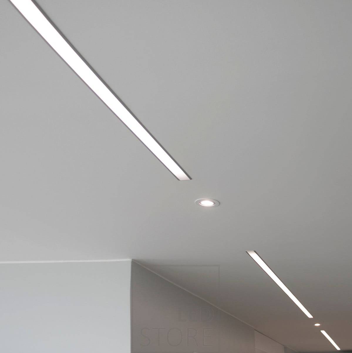 Profilé encastré large avec des bandes LED créant des lignes lumineuses esthétiques et efficaces au plafond. Ledstore.fi