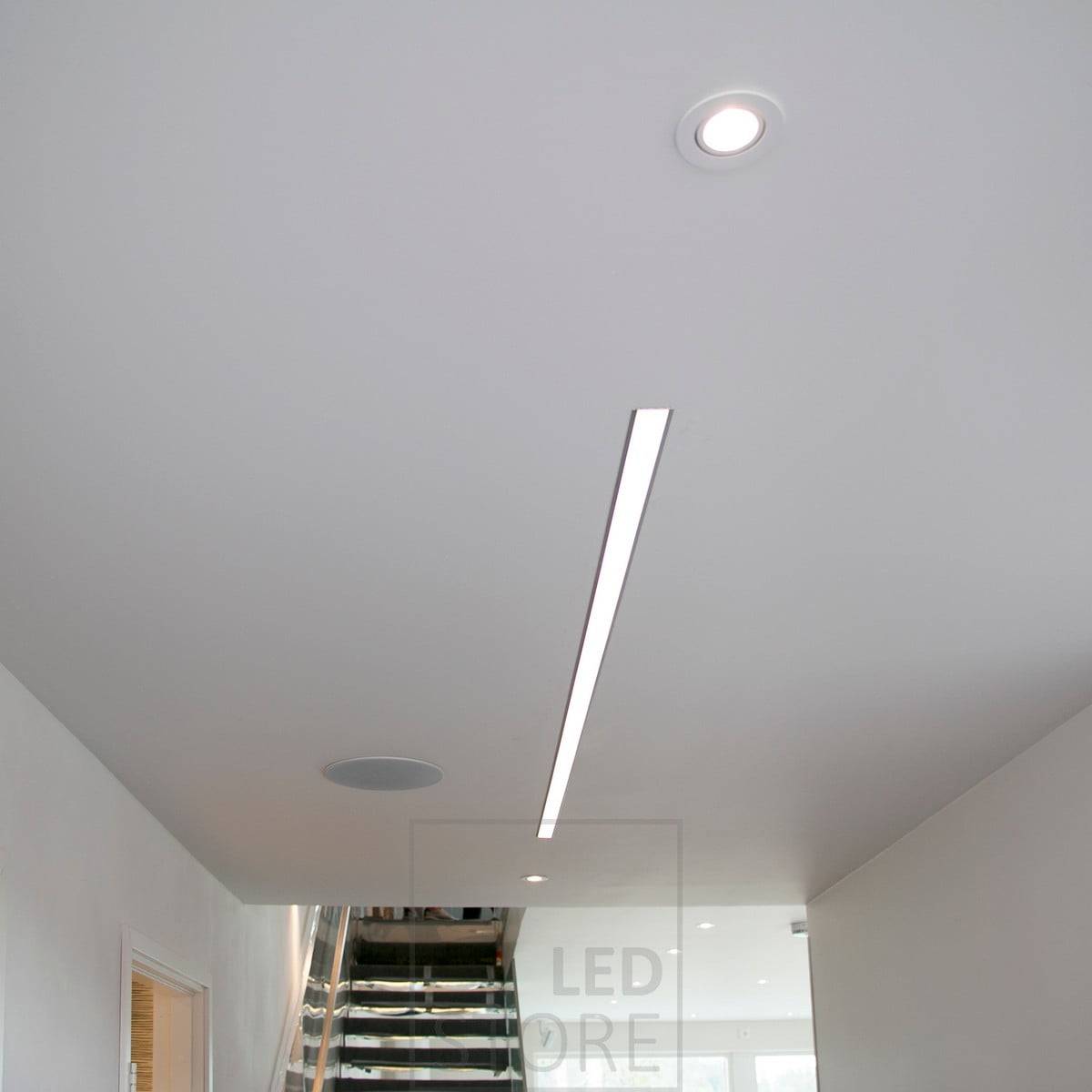 Un large profilé encastré créant une ligne lumineuse efficace dans un couloir. Ledstore.fi