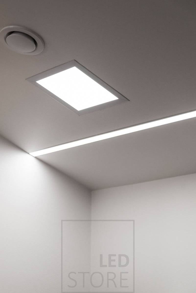 Deux bandes de LED dans un large profil encastré et un panneau encastré à côté pour un éclairage efficace et uniforme. Ledstore.fi