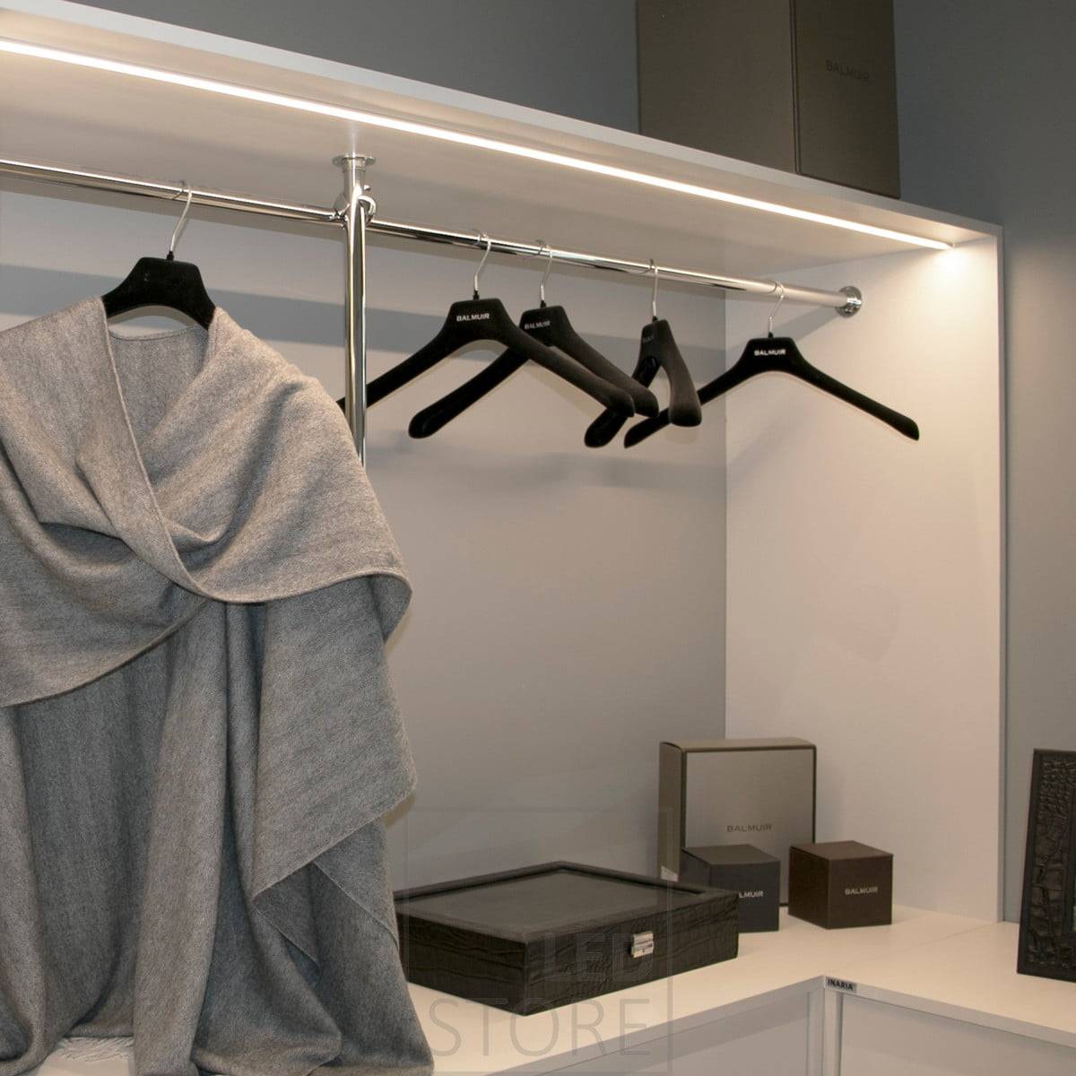 Bande LED dans un profilé encastré étroit pour l'éclairage d'une armoire. Ledstore.fi