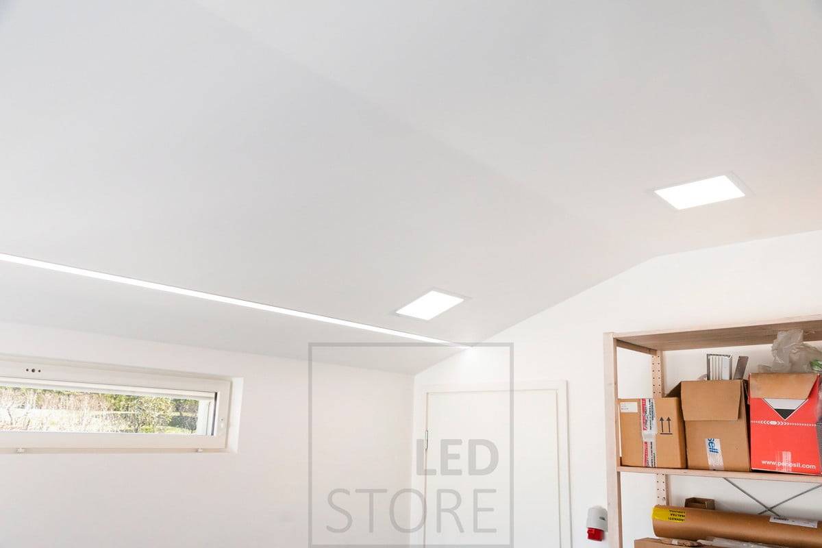 Deux bandes LED dans un large profil encastré pour un éclairage efficace du garage et de l'entrepôt. En plus du large profil encastré, des panneaux lumineux encastrés dans le plafond. Ledstore.fi
