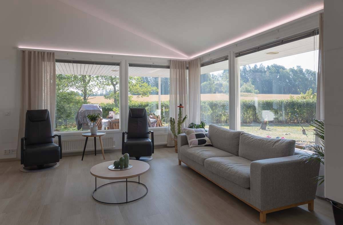 Un fond vert avec un carré blanc au milieu et le texte "LED STORE" en gras, rendant l'éclairage LED écologique plus attrayant.