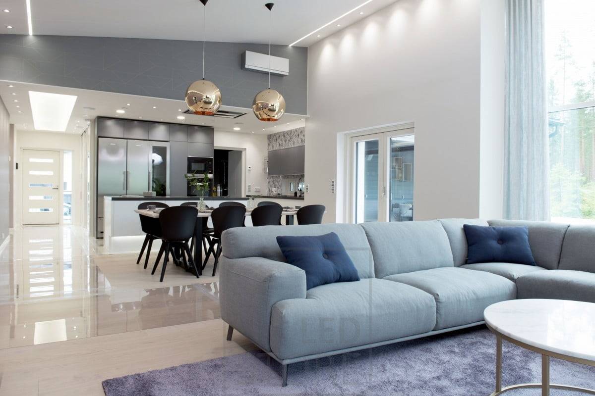 De petits spots dans la pièce et un mât LED dans un profilé encastré étroit dans le plafond autour des bords du salon. A cela s'ajoutent des luminaires décoratifs au plafond et un éclairage général efficace dans la cuisine. Ledstore.fi