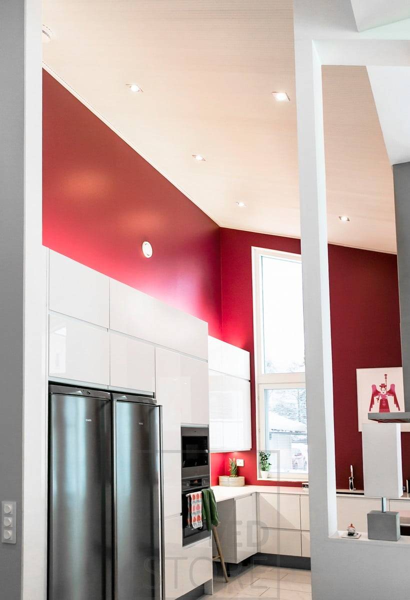 Dans un plafond incliné de la cuisine, éclairage ponctuel directionnel. Ledstore.fi