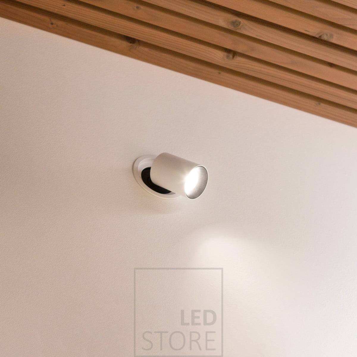 Projecteur à LED KOLO monté sur le mur. Le luminaire peut être gardé à l'intérieur ou sorti et orienté jusqu'à 90 degrés. Ledstore.fi