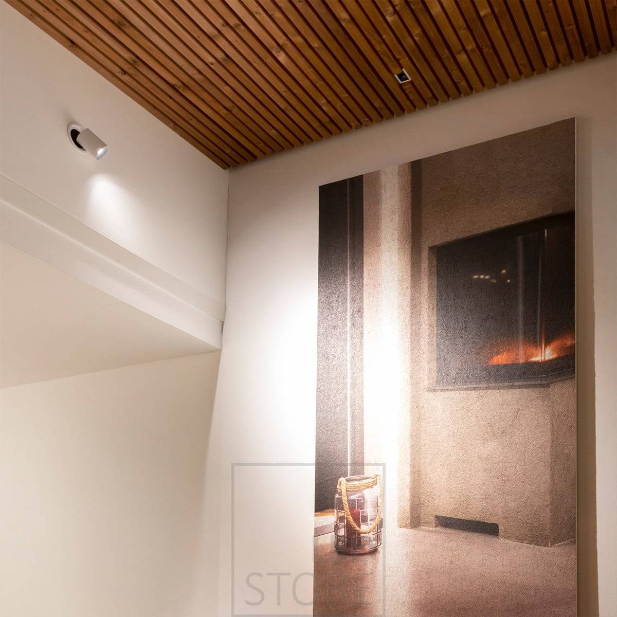 Spot à leds KOLO encastré dans le mur, éclairant un tableau. Le spot KOLO est escamotable et rétractable. Ledstore.fi