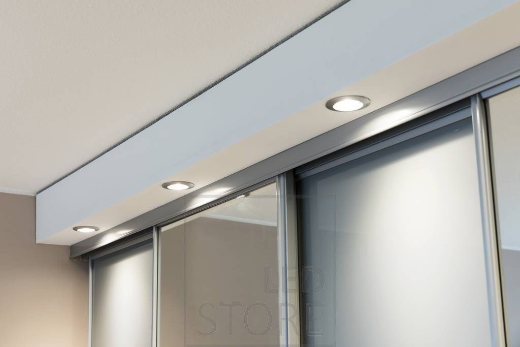 Spots Led au-dessus du meuble sur le tiroir, éclairant le contenu du meuble et la façade du meuble. Ledstore.fi