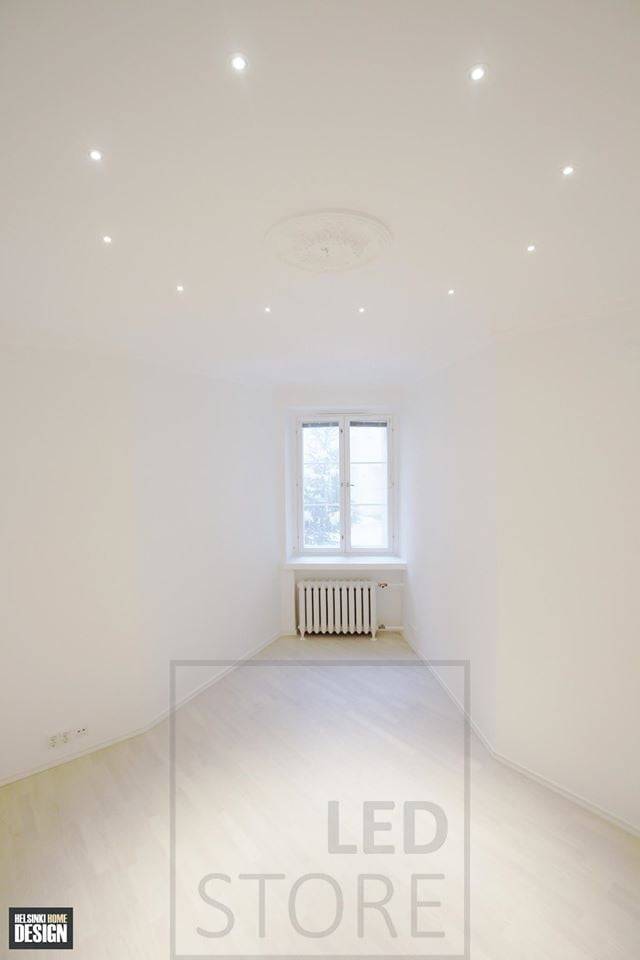 Placement décoratif des spots Led. Le cercle au centre de l'espace met également en évidence la position de la lampe suspendue. Ledstore.fi