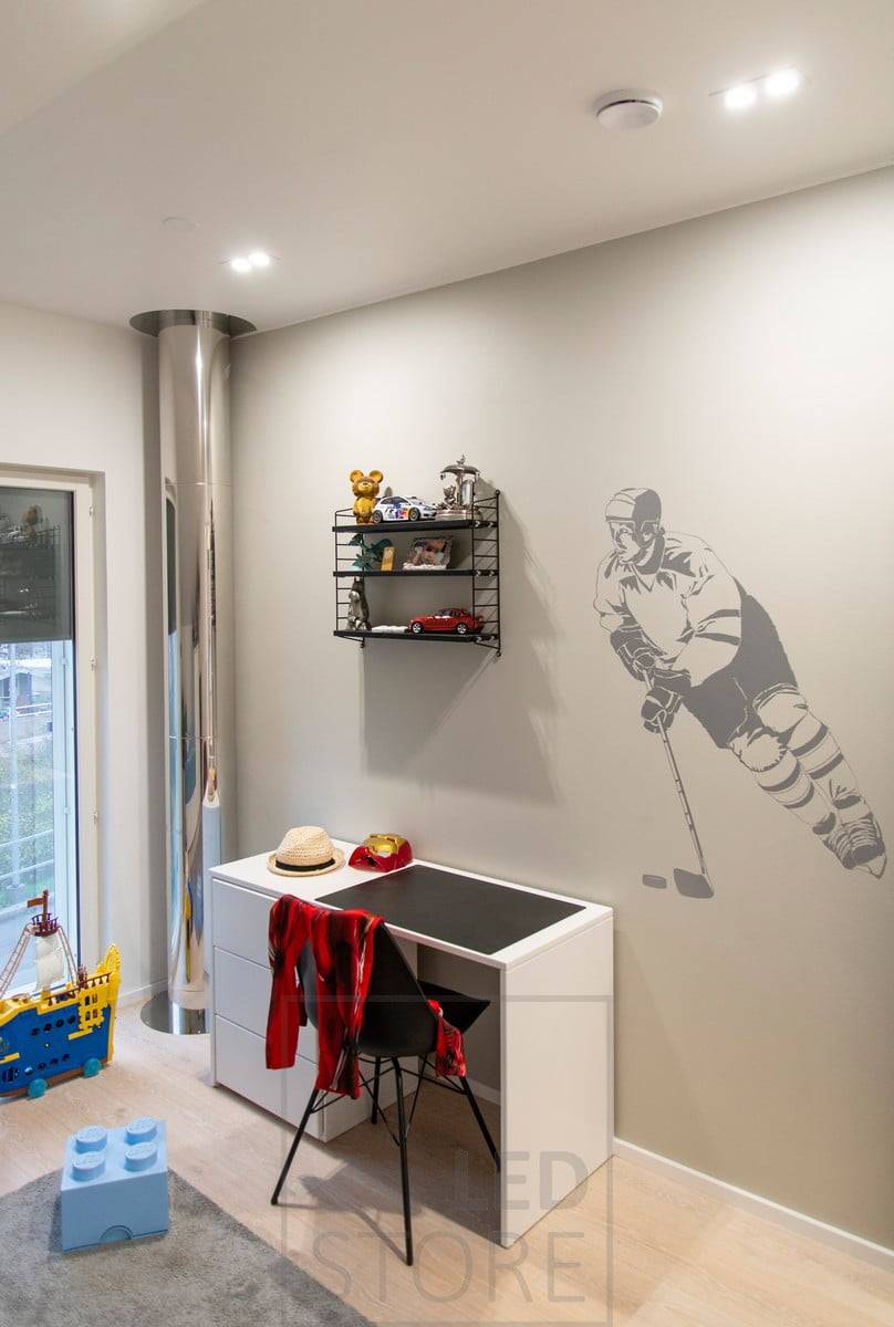 Les spots blancs TUPLAKANTTI éclairent la chambre des enfants avec une lumière de haute qualité et un indice de rendu des couleurs élevé. Ledstore.fi