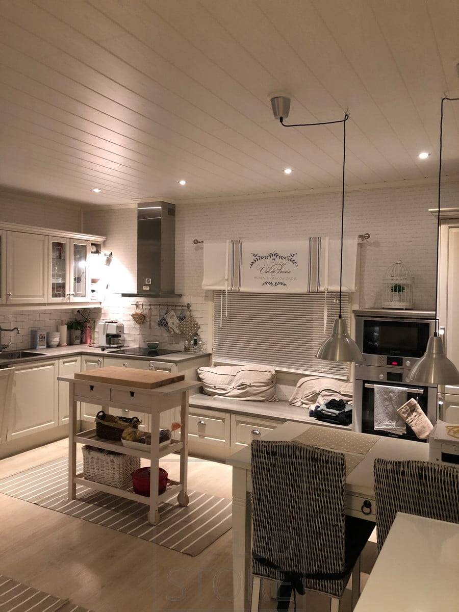 Spots à led dans la cuisine, placés sur les bords de la pièce. Pendentifs sur la table à manger. Ledstore.fi