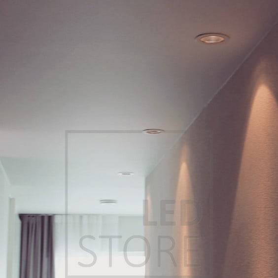 Le motif lumineux des spots LED placés près du mur est magnifiquement mis en valeur. Ledstore.fi