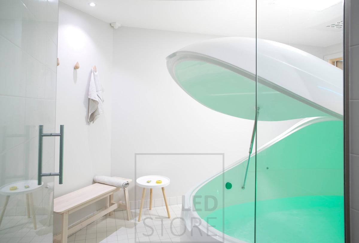 Float Kallio - Spot à leds éclairant un mur près d'un bar à ongles. Ledstore.fi