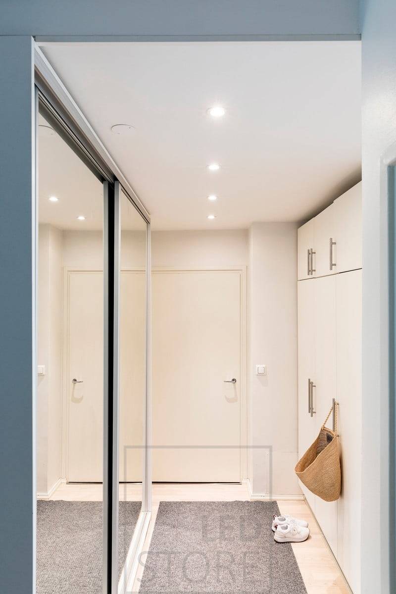 Eclairage du couloir avec des spots ronds de 9W. Ledstore.fi