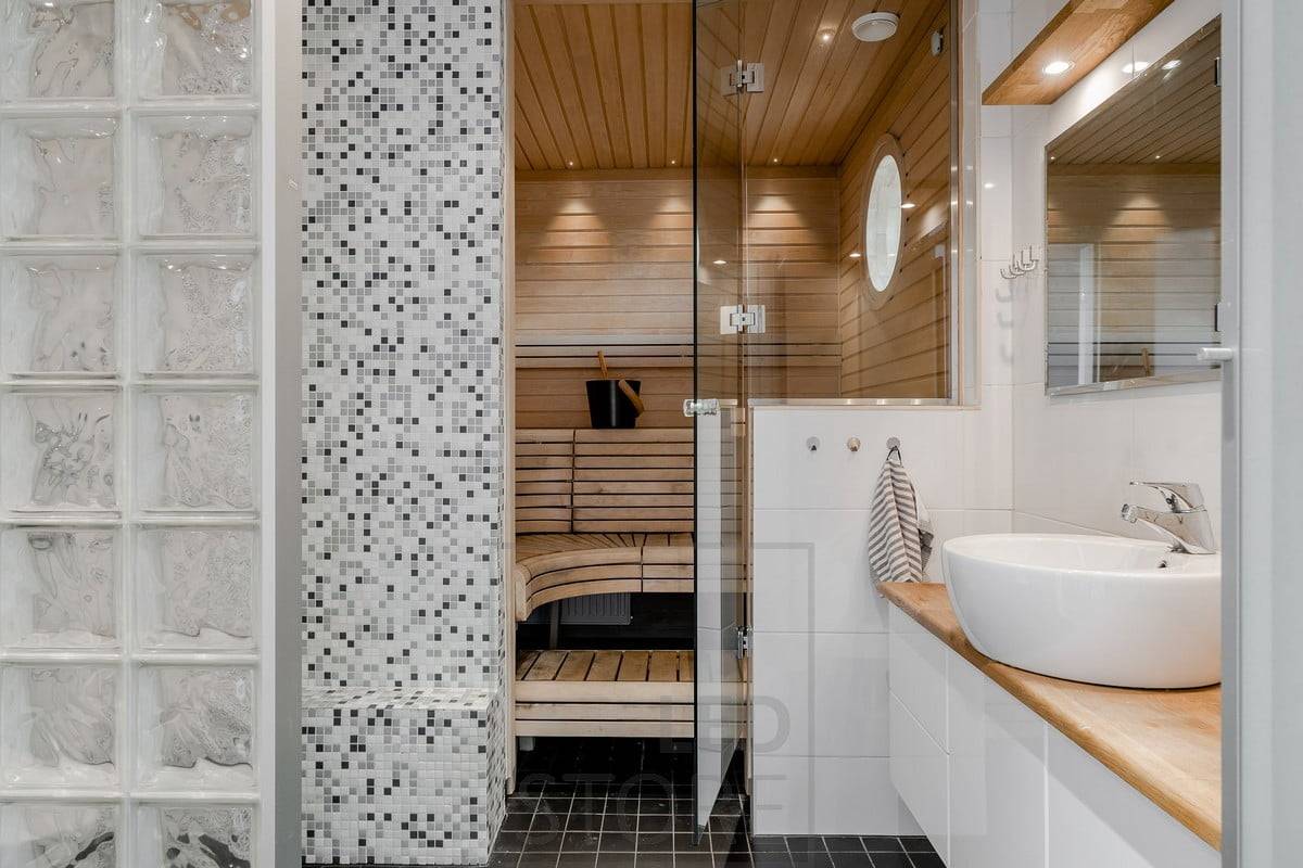 Sauna avec éclairage par spots à leds. Les corps des spots LED sont entièrement en aluminium, qui est un excellent conducteur de chaleur. Ledstore.fi