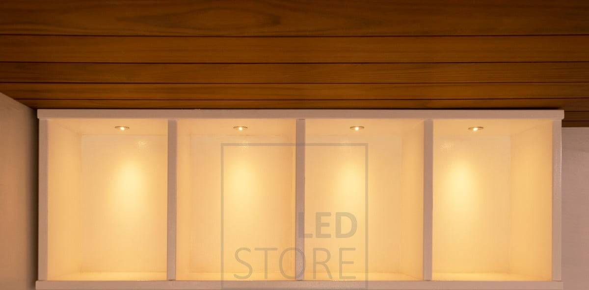 Spot de sauna à leds avec coin étroit. Le spot est doté d'un coin étroit par lequel la lumière arrive sur le mur, créant ainsi un motif lumineux étroit lorsque l'installation est suffisamment proche du mur. Ledstore.fi