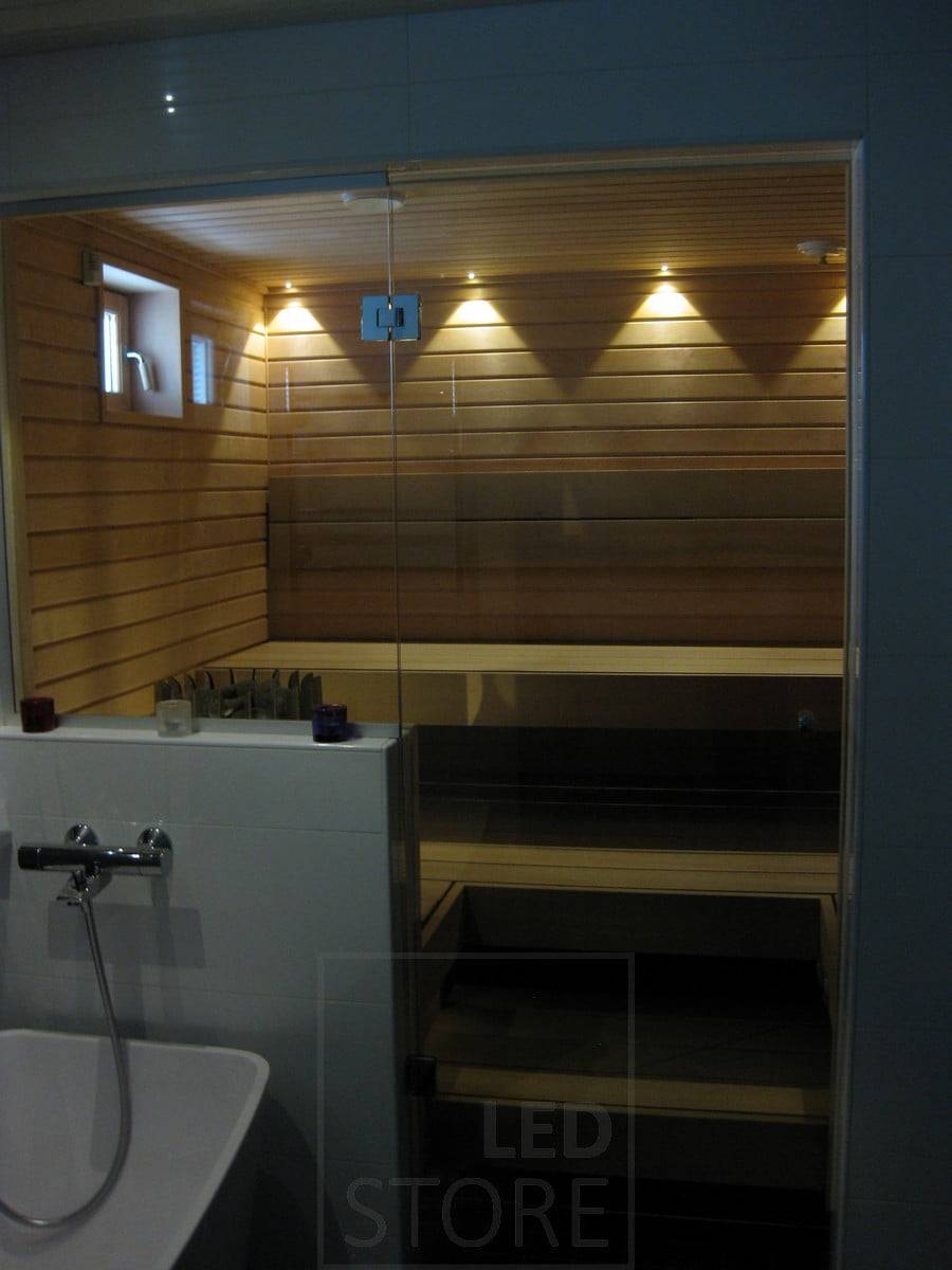 Spots à Led dans le sauna. La couleur de la lumière est assortie aux panneaux de bois du sauna avec un éclairage blanc chaud de 3 000 kelvins. Ledstore.fi
