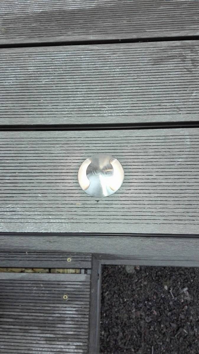Spot d'extérieur bidirectionnel, encastré dans une terrasse. Lumière indirecte à travers la terrasse. Ledstore.fi