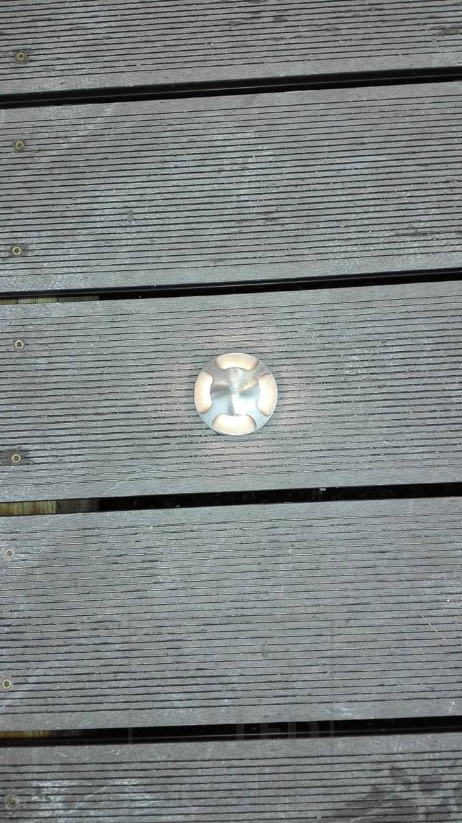 Spot d'extérieur à quatre voies, encastré dans une terrasse. Lumière d'ambiance douce à l'extérieur. Ledstore.fi