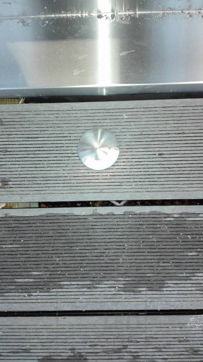 Le spot unidirectionnel pour terrasse est idéal pour éclairer les allées et les bordures des terrasses afin d'augmenter la sécurité et l'ambiance sans lumière diffuse inutile. Ledstore.fi