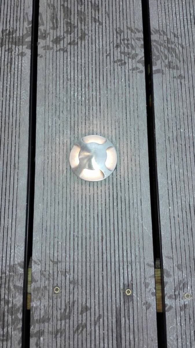 Projecteur de terrasse à quatre voies créant une lumière douce et indirecte à l'extérieur. Ledstore.fi