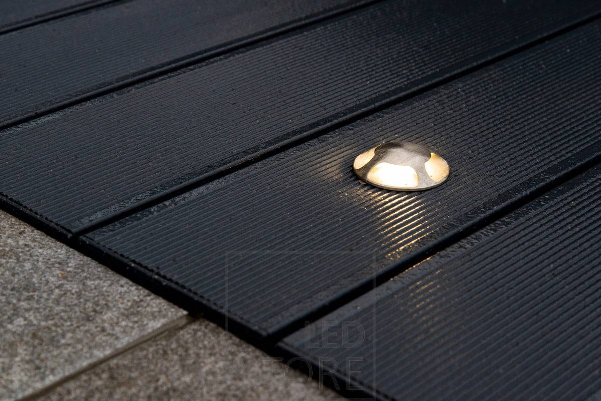 Spot d'extérieur à quatre voies pour patio. La lumière douce de la lampe est agréable à l'œil et atmosphérique. Ledstore.fi