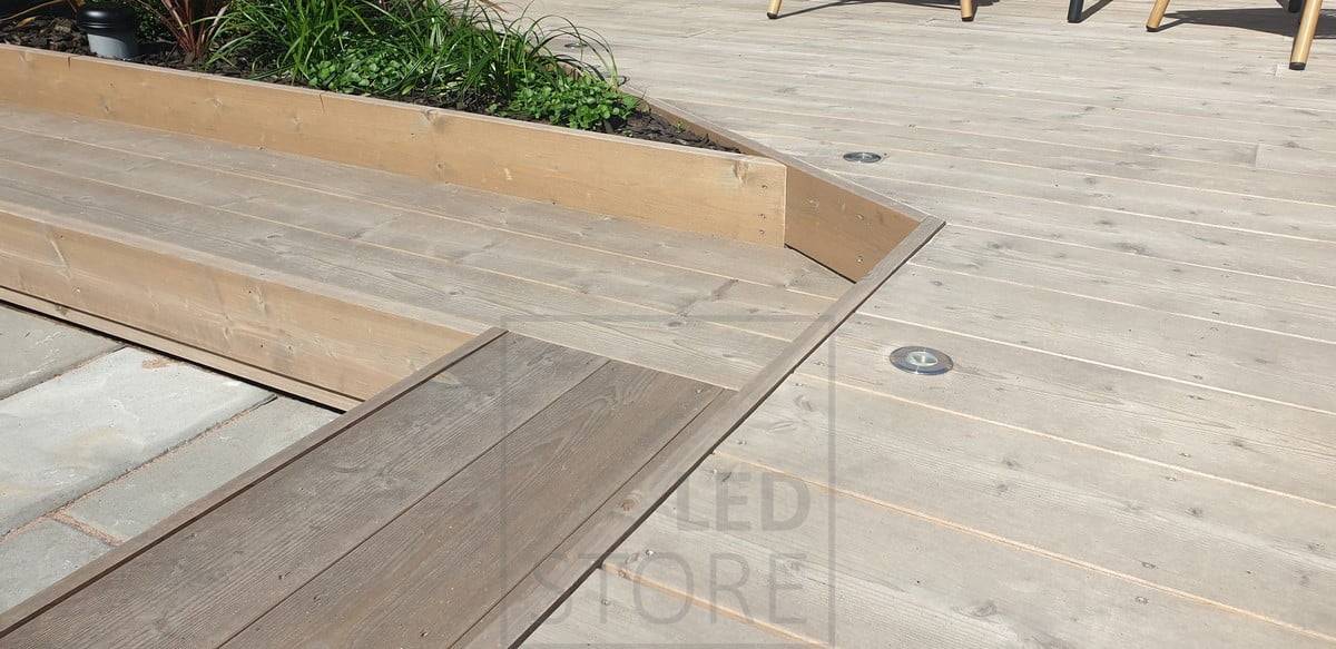 Spot de terrasse éclairant vers le haut, encastré dans la terrasse. Le cadre est en acier inoxydable et est très résistant aux intempéries. Le spot peut également être installé dans le sol. Ledstore.fi