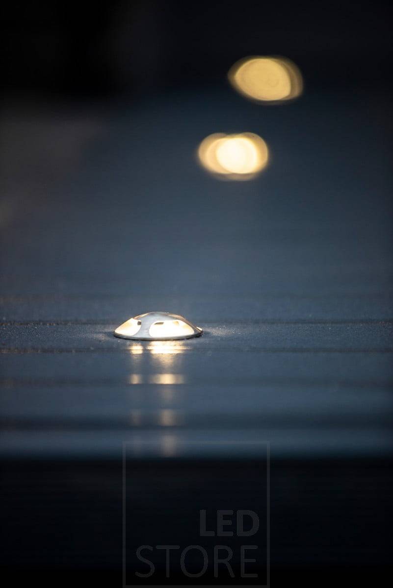 Éclairage d'ambiance à l'extérieur - L'éclairage est dirigé horizontalement dans quatre directions à partir de l'ouverture du couvercle de la lampe, de sorte que ce luminaire est idéal pour éclairer les allées. Ledstore.fi