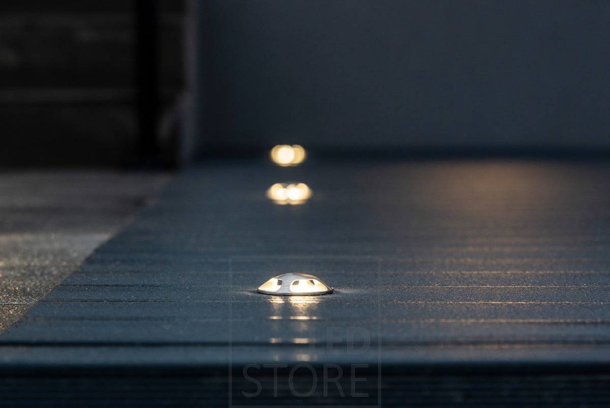Spot de terrasse éclairé dans quatre directions. Le cadre est en acier inoxydable et peut également être encastré dans le sol et le pavage, résistant à l'eau de mer et au renversement. Ledstore.fi