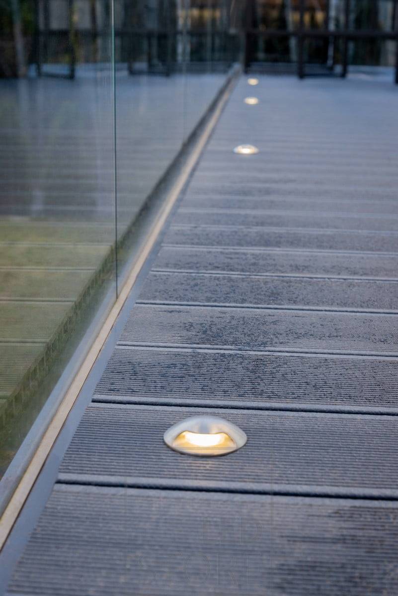 Diffuseurs d'ambiance à éclairage bidirectionnel à côté des fenêtres, encastrés dans la terrasse. Apporte une lumière douce et indirecte à la terrasse. Ledstore.fi