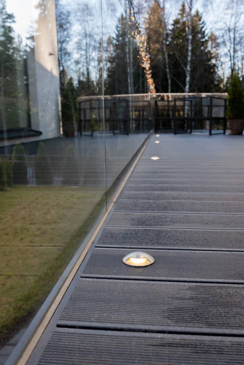Spots de terrasse éclairés de manière bidirectionnelle à côté des fenêtres. Les luminaires fournissent une lumière douce et indirecte à la terrasse. Ledstore.fi