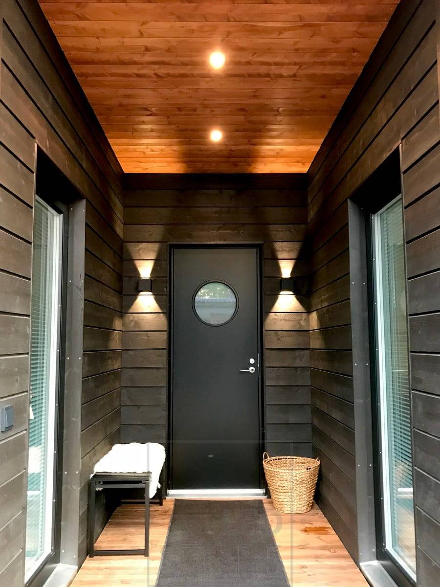 L'éclairage extérieur est assuré par des spots sur le toit de la terrasse et des luminaires FUNK noirs de part et d'autre de l'entrée, dans deux directions. Ledstore.fi