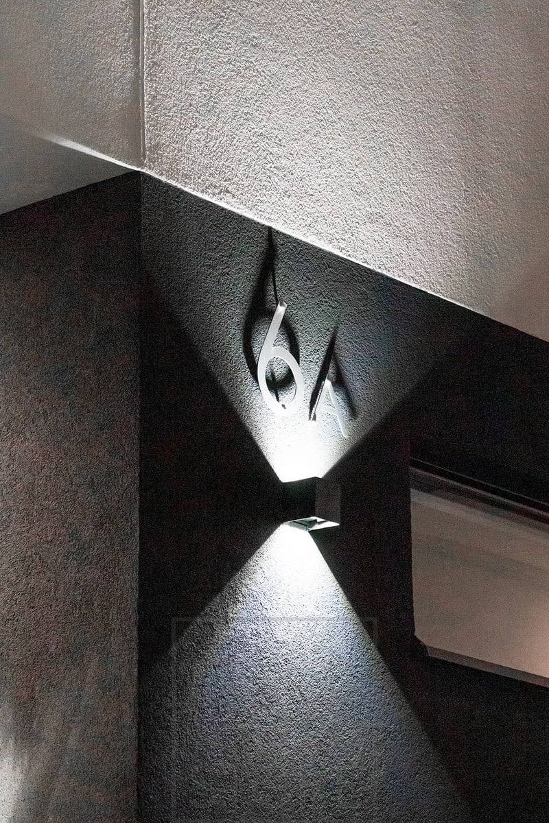 L'applique FUNK éclaire le numéro et la façade d'une maison. L'angle de la lumière peut être ajusté en fonction de vos besoins grâce à quatre ailes séparées. Ledstore.fi