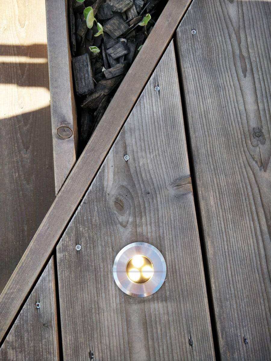 spot de terrasse 3W, éclaire vers le haut. 3000K en tonalité de lumière. Également disponible en modèles à 1, 2 et 4 voies, dans les tons de lumière 3000K et 4000K. Ledstore.fi