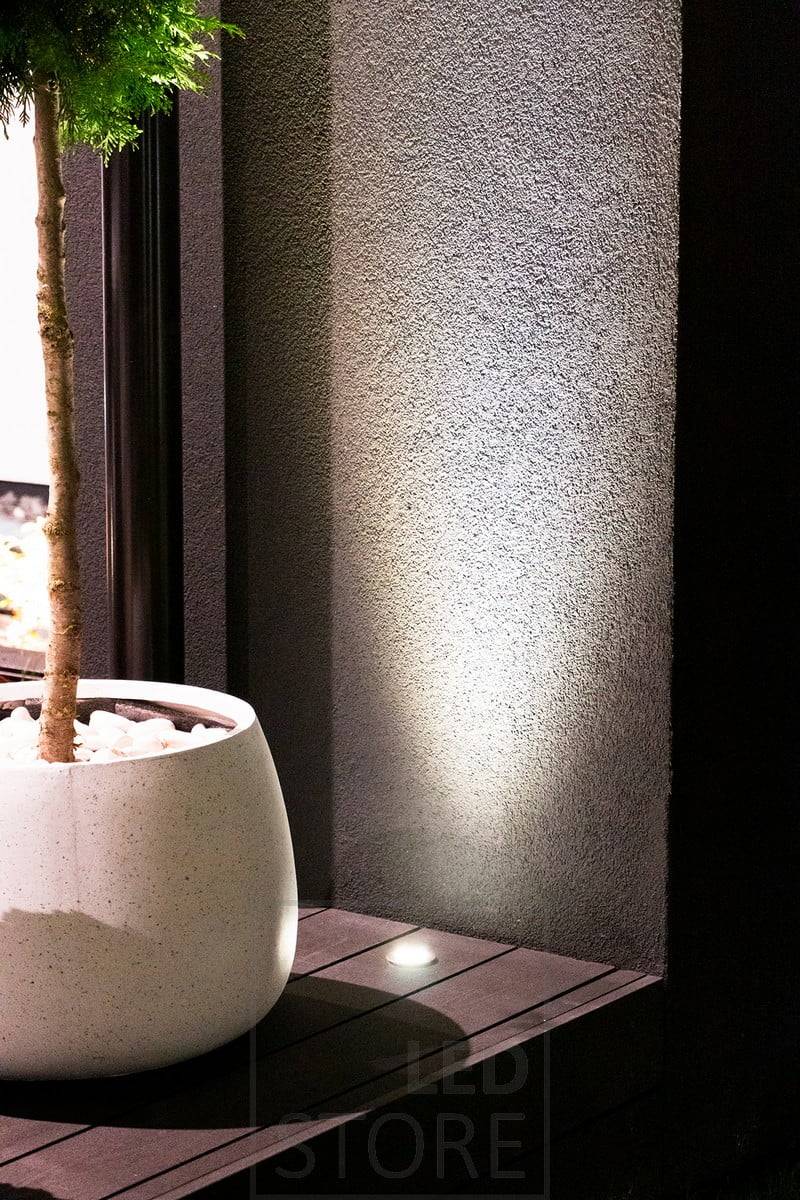 pot de terrasse 3W, qui éclaire de bas en haut et met en valeur la plante. Les terrasses orientées vers le haut doivent être placées près d'une surface réfléchissante pour éviter l'éblouissement des passants. Ledstore.fi